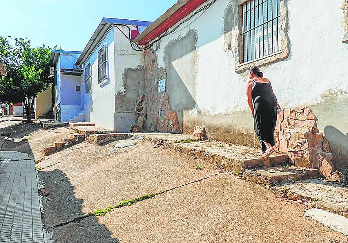 Estado de las aceras en una calle del barrio.