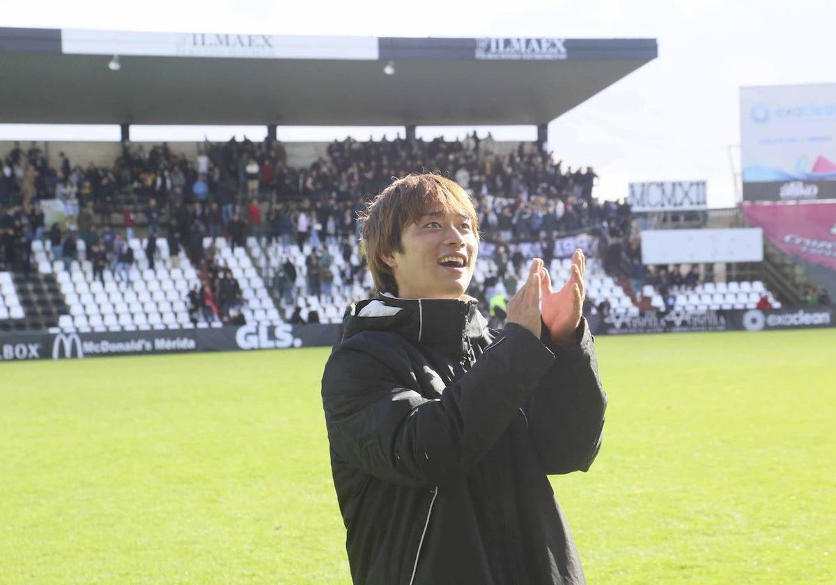 Akito saluda al Romano en un partido del curso pasado.