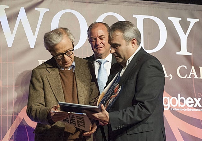 Woody Allen recoge un recuerdo de manos de Fragoso ante Monago tras dar un concierto en Badajoz.