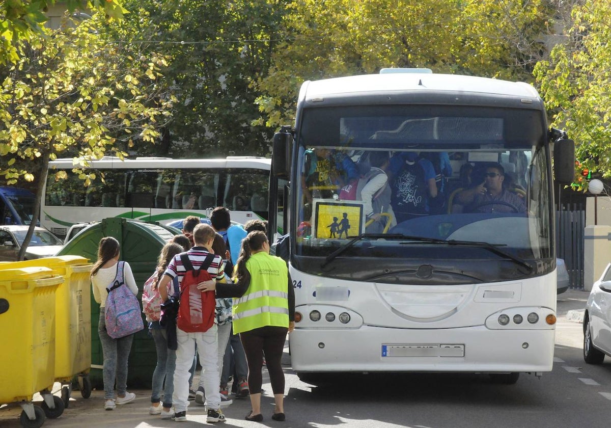 Imagen de archivo de alumnos accediendo a un autobús escolar.