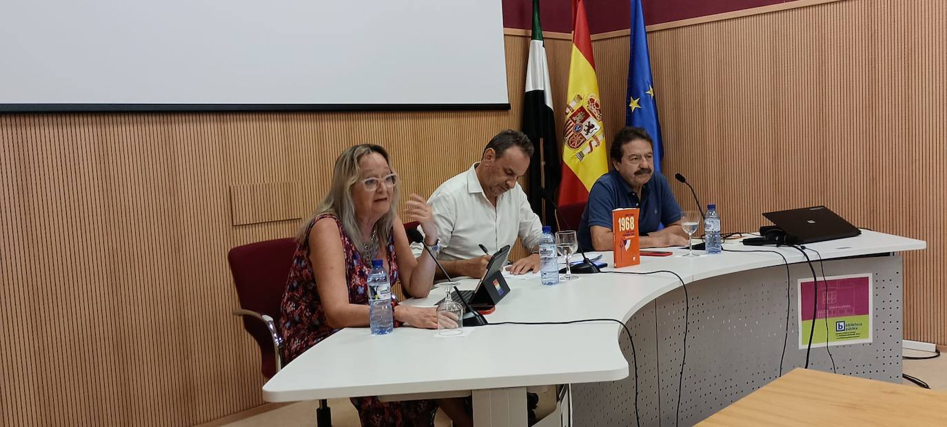 Bruno Estrada presentó en la Biblioteca Pública su libro '1968, el año de las revoluciones rotas'