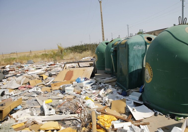 La acumulación de basura y residuos en Capellanías, en Cáceres, obliga a activar un plan de choque de limpieza