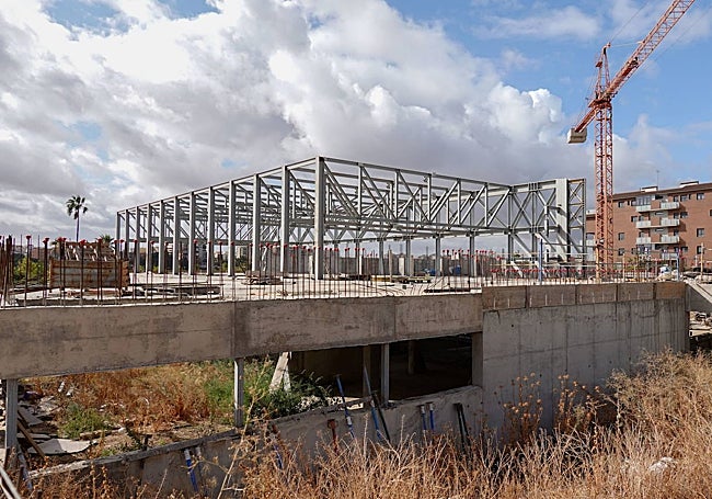 Piscina de la margen derecha, paralizada desde hace mas de un año.