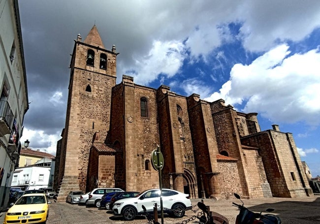 Iglesia de Santiago de los Caballeros, en donde Floriano Cumbreño descubrió la talla del siglo XIV o XV.