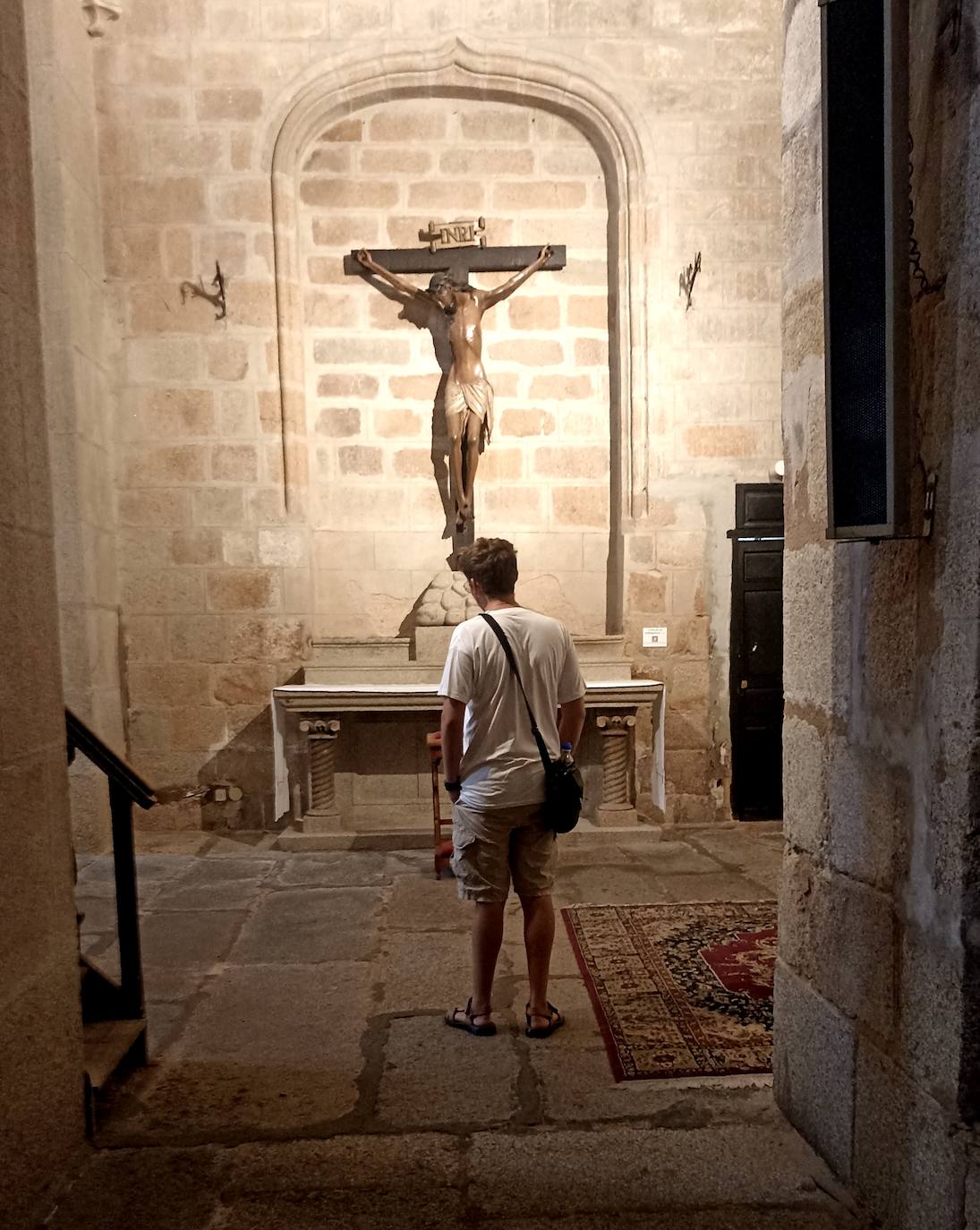 Ubicación actual dentro de la iglesia de Santiago, del Cristo encontrado por Antonio Floriano.