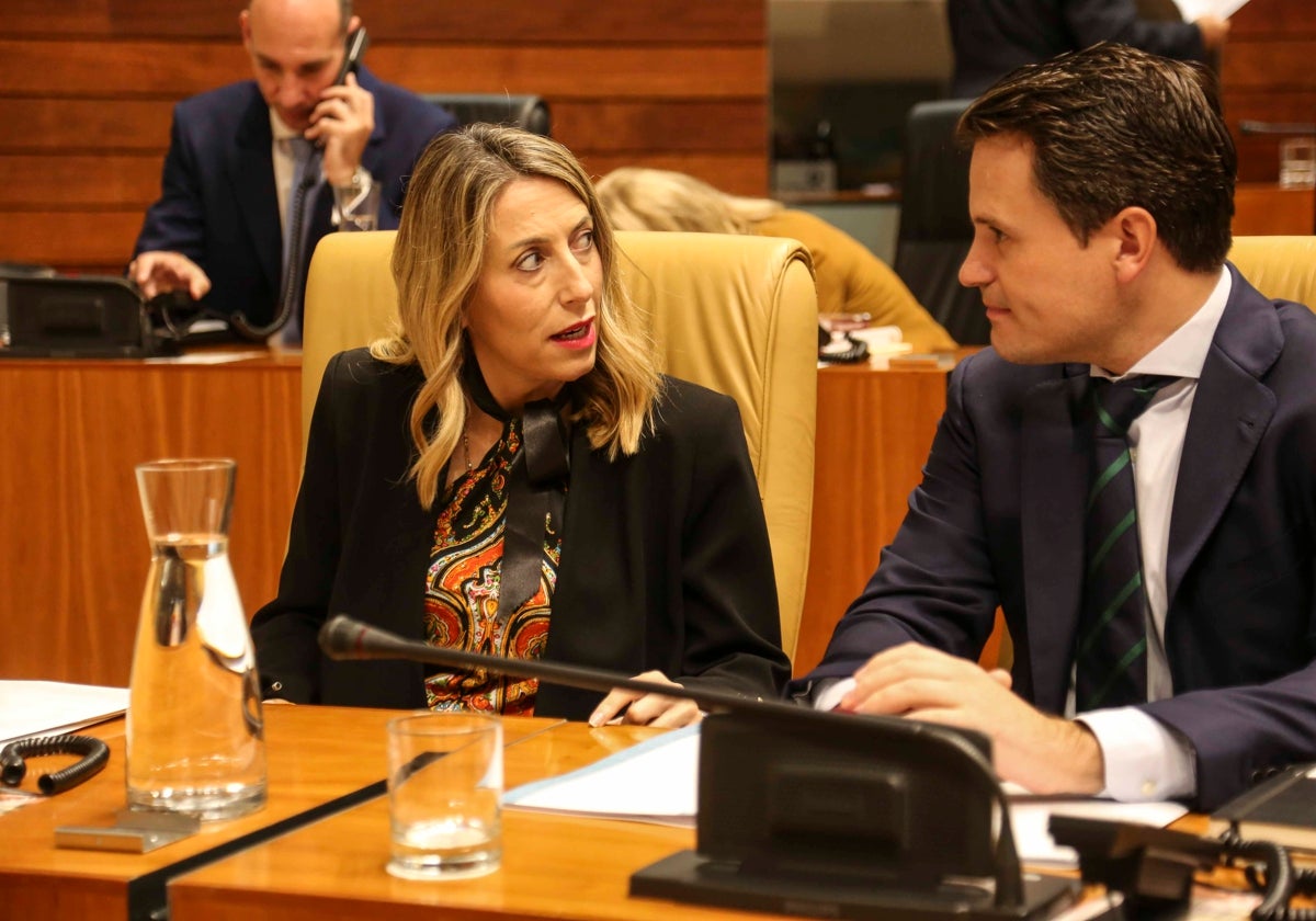 La presidenta de la Junta, María Guardiola, con el consejero Abel Bautista.