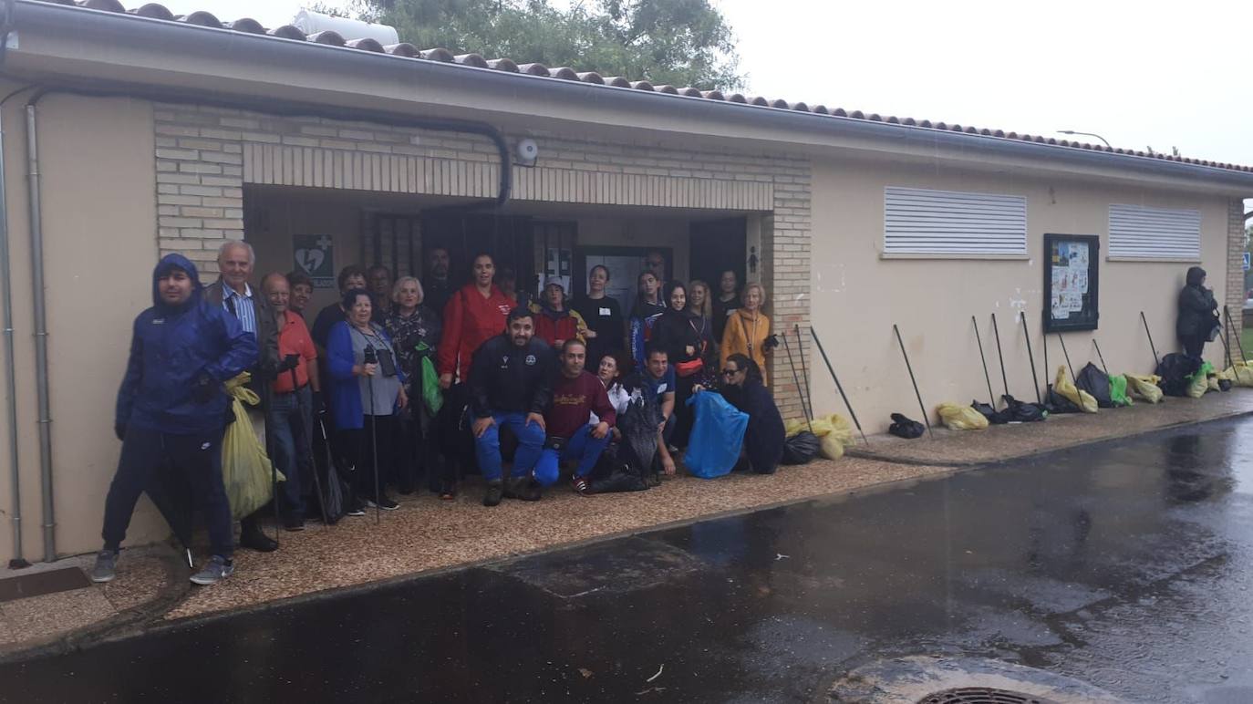 Recogen más de 50 kilos de basuraleza del río Alagón