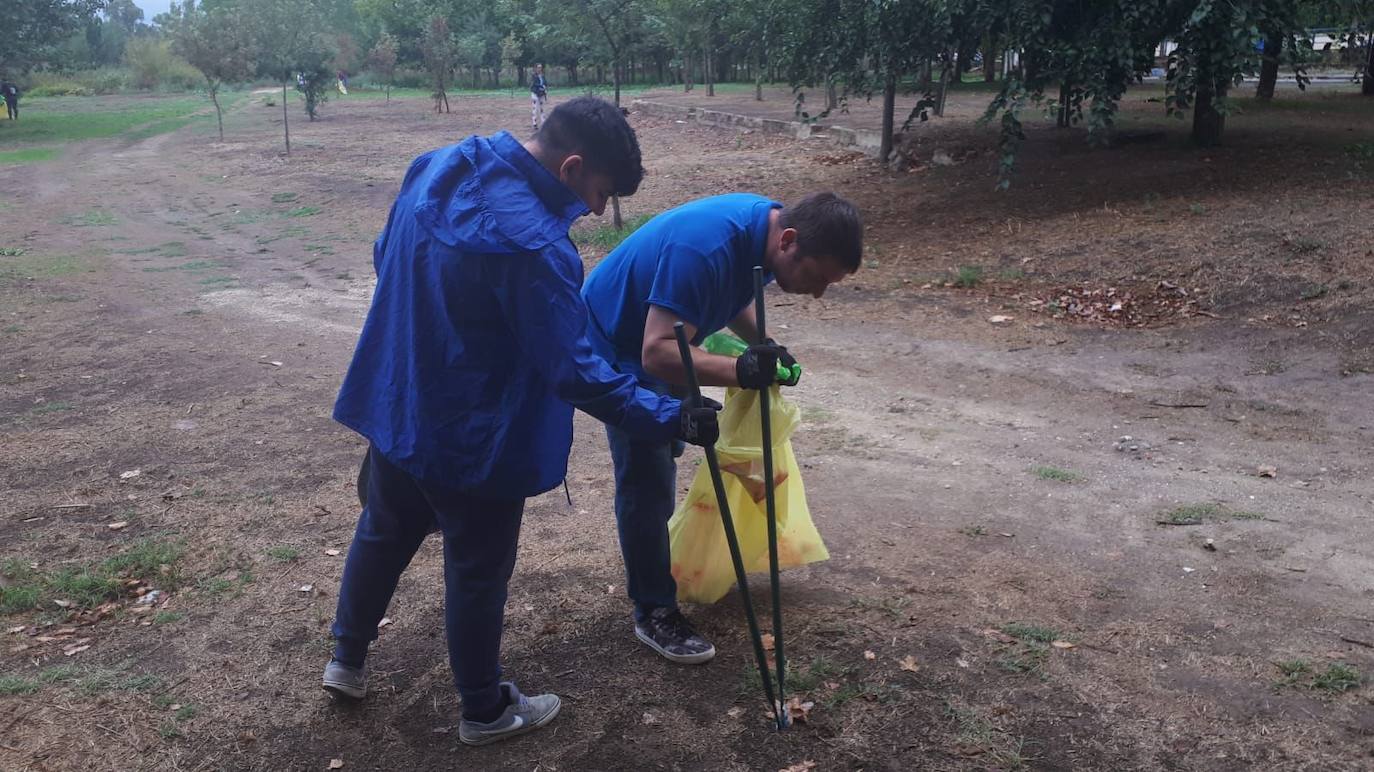Recogen más de 50 kilos de basuraleza del río Alagón