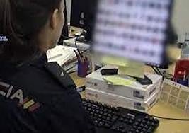 Imagen de archivo de una agente de la Policía Nacional durante una investigación.