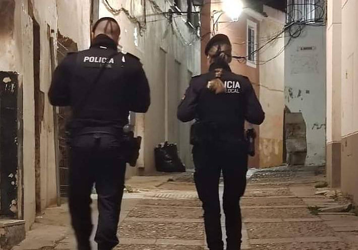 Policías patrullando las calles del Casco Antiguo.