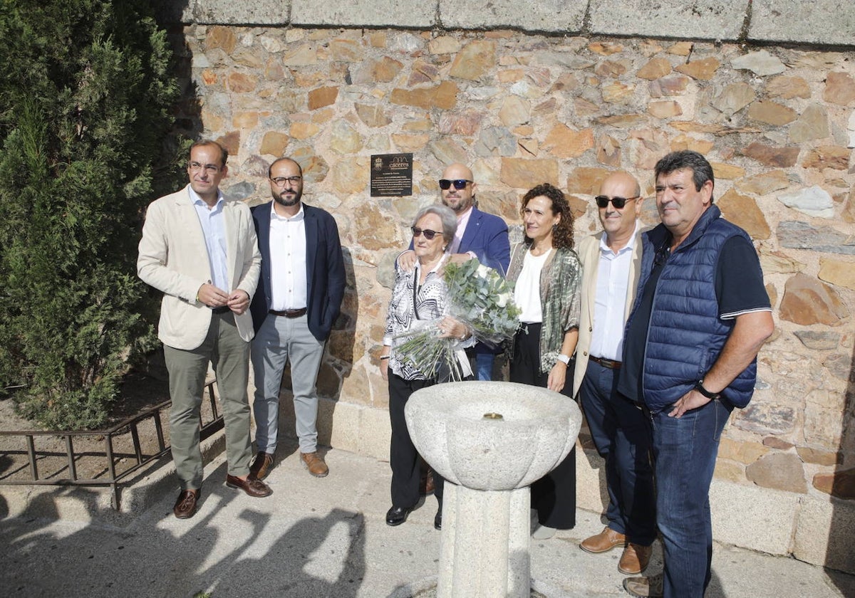 El alcalde con la mujer y los hijos de Antonio Abreu, junto a la placa dedicada al constructor en la Plaza de San Jorge