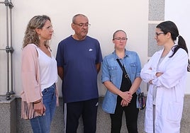 Rocío, Pedro, Eva y Miriam, ayer, en la calle Guadalupe de Almendralejo. Son cuatro de los progenitores de menores víctimas de las fotos trucadas.
