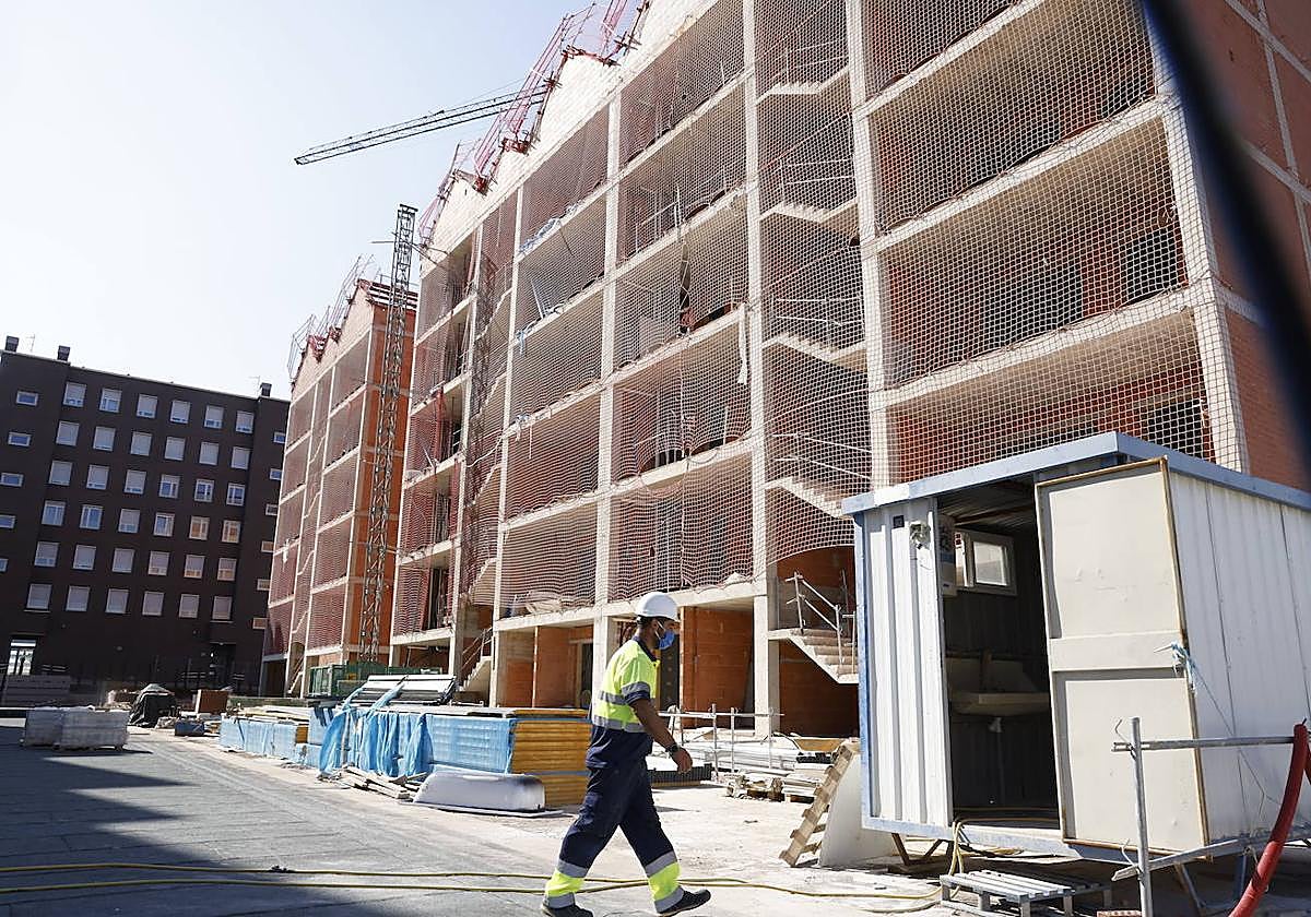 Imagen de archivo de viviendas en construcción.