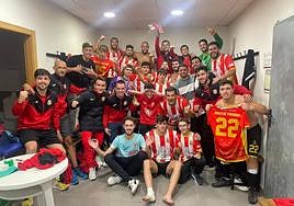 El equipo celebra la victoria en el vestuario.