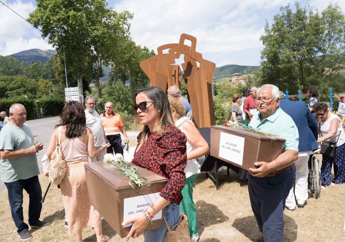 Familiares de algunos de los represaliados y muertos en Orduña portan los restos de sus padres y abuelos en un acto celebrado en el municipio vizcaíno este julio. Entre ellos estaban los de Fructuoso Llorens.