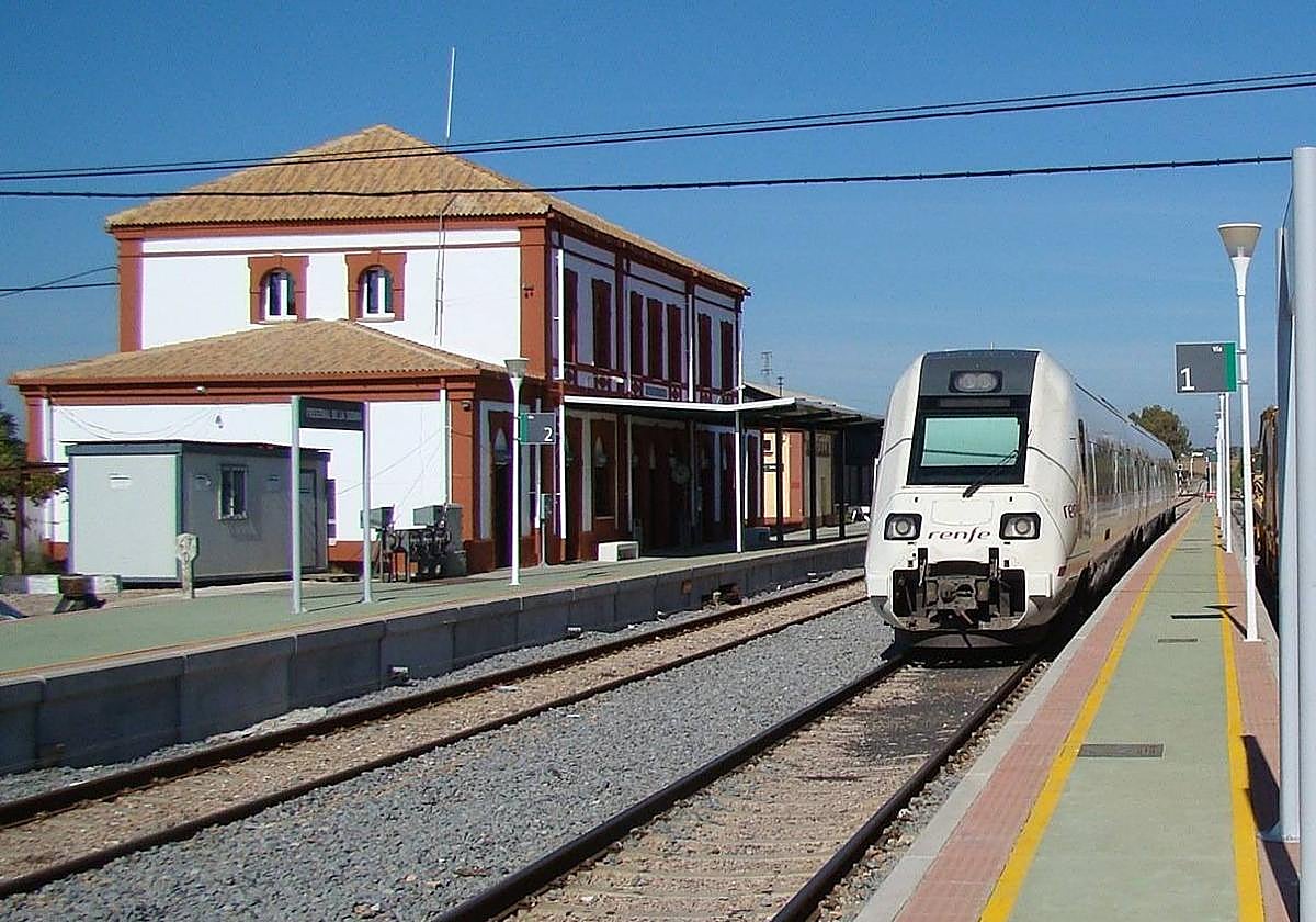 Un tren pasando por la estación de Fregenal. Archivo.