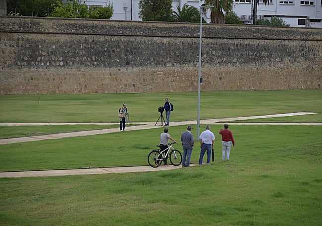 Ciclistas, paseantes, deportistas y periodistas se acercan este jueves a ver el resultado.