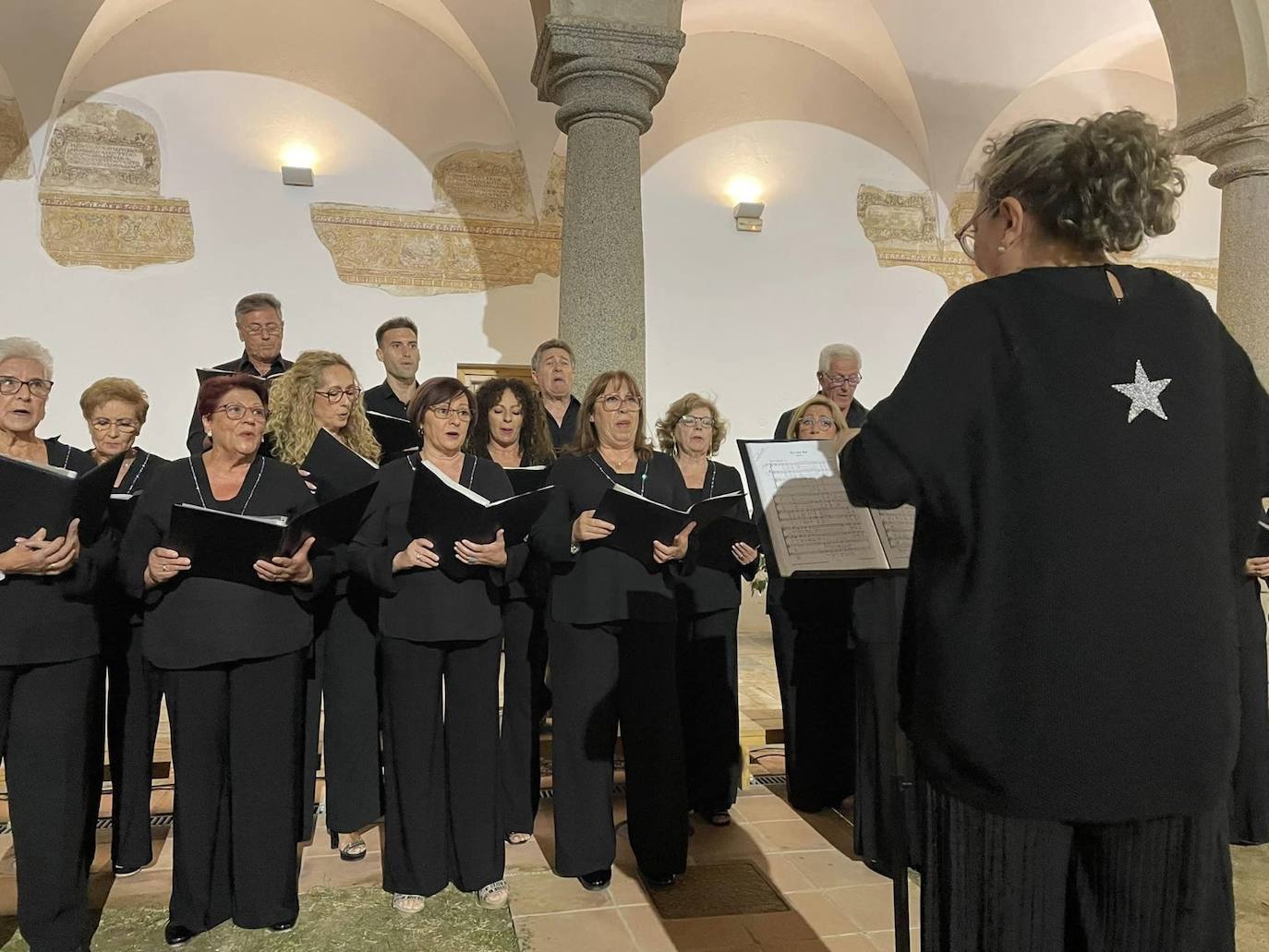Imagen principal - La lectura del pregón abrió la Feria y Fiestas de San Mateo