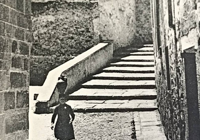 Así era, en 1949, lo que ahora es la plaza de San Jorge, antes de la remodelación realizada por el alcalde Díaz de Bustamante y Antonio Abreu. Aquí existía una fuente y una famosa carpintería.