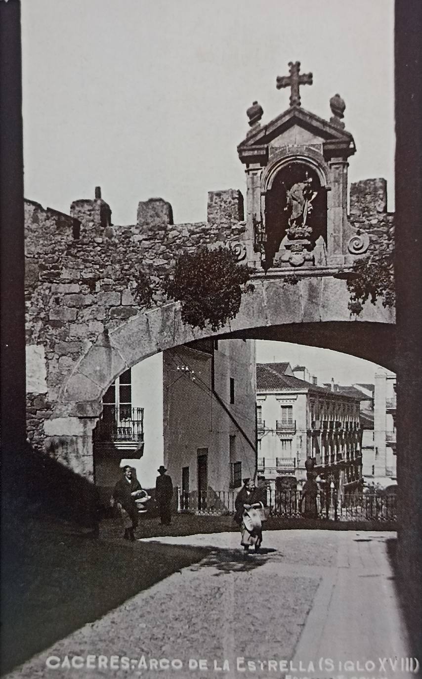 Postal de 1920 del Arco de la Estrella, realizada en la imprenta del padre de Antonio Floriano. Aquí empieza la visita de una hora.