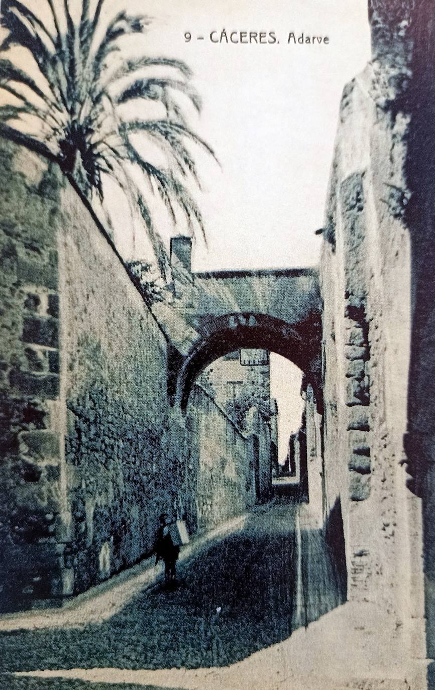 Después de pasar por el Arco de la Estrella la visita rápida pasa por el adarve en dirección a la Puerta de Mérida. La imagen es una postal de Thomas de 1914.