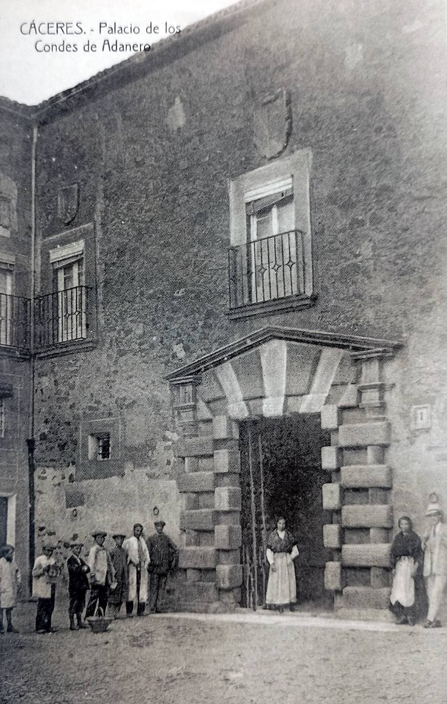 Por el adarve se llega al Palacio de los Condes de Adanero. Postal de 1920 de la viuda de Cilleros.