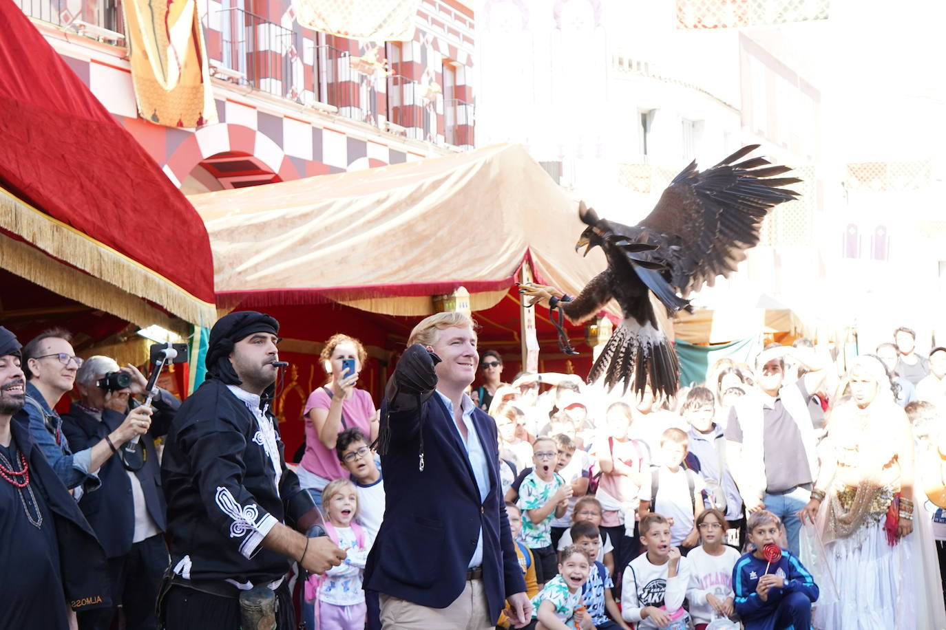 Un pasacalles ha inaugurado el mercado de Almossassa en la plaza Alta