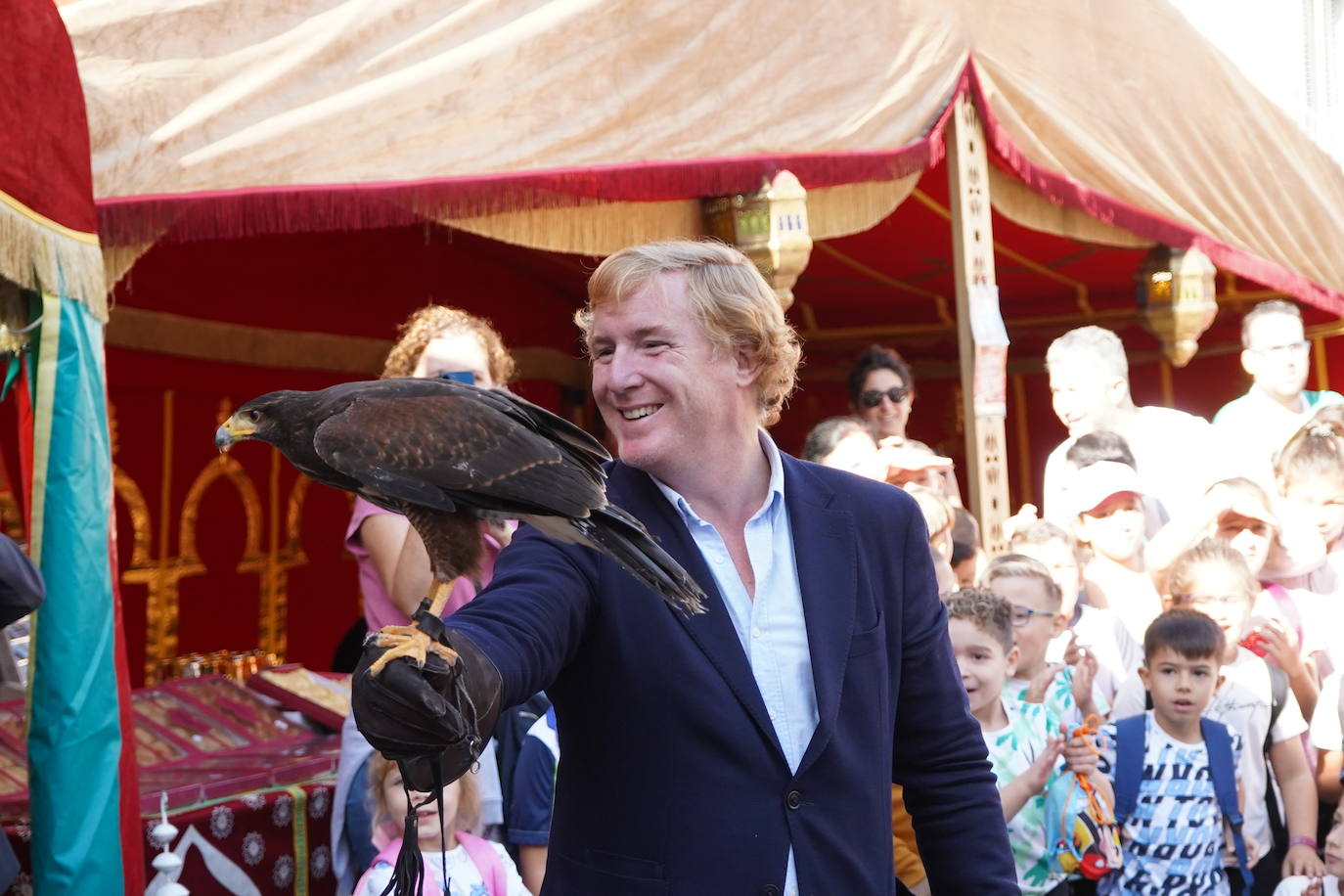 Un pasacalles ha inaugurado el mercado de Almossassa en la plaza Alta