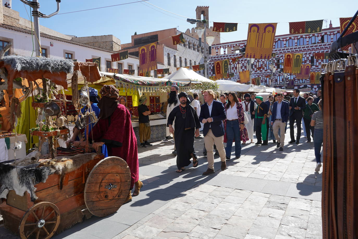 Un pasacalles ha inaugurado el mercado de Almossassa en la plaza Alta