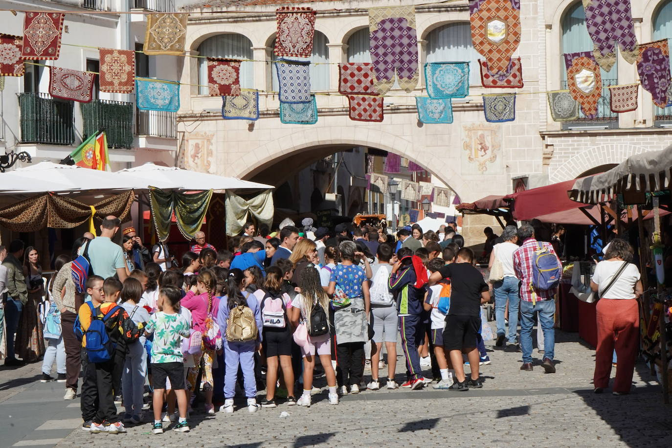 Un pasacalles ha inaugurado el mercado de Almossassa en la plaza Alta