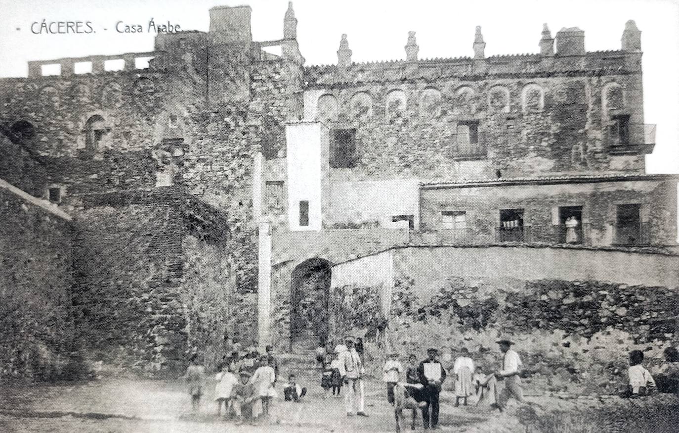 Parte trasera del Museo en una postal de 1920 de la viuda de Cilleros. La visita de una hora llega hasta aquí y se cuela por el callejón del Gallo para llegar a la Plaza de Las Veletas.