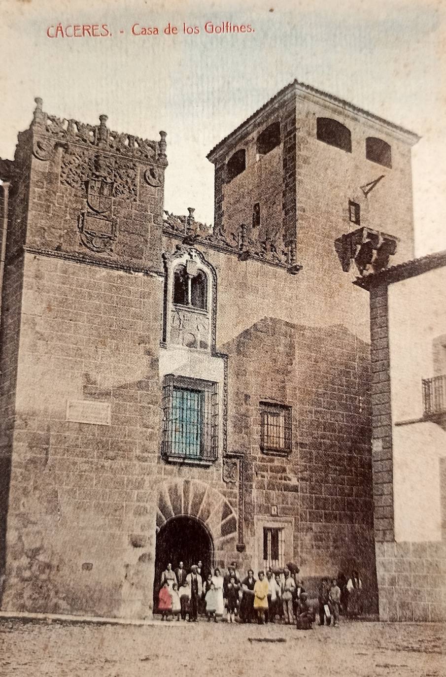 Palacio de los Golfines de Abajo, que alaba Antonio Floriano en su guía, en una postal coloreada de 1920 de la viuda de Cilleros.