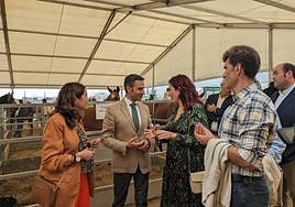 Inauguración del mercado. De izquierda a derecha: la alcaldesa Tina Rodríguez, el director general de Agricultura y Ganadería, y los portavoces socialistas María José Serrano y Rafael Calzado.