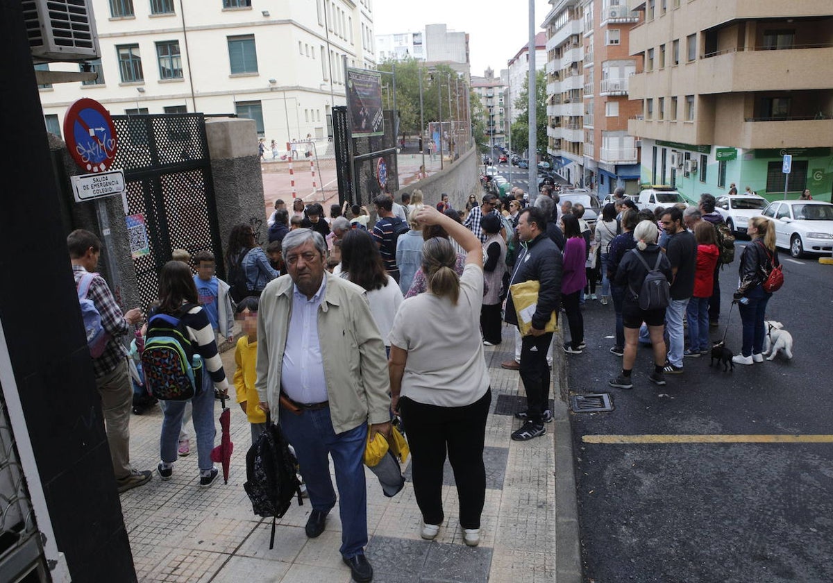 Acceso al colegio público Prácticas a la hora de la salida de las clases por la calle León Leal.