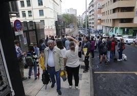 Acceso al colegio público Prácticas a la hora de la salida de las clases por la calle León Leal.