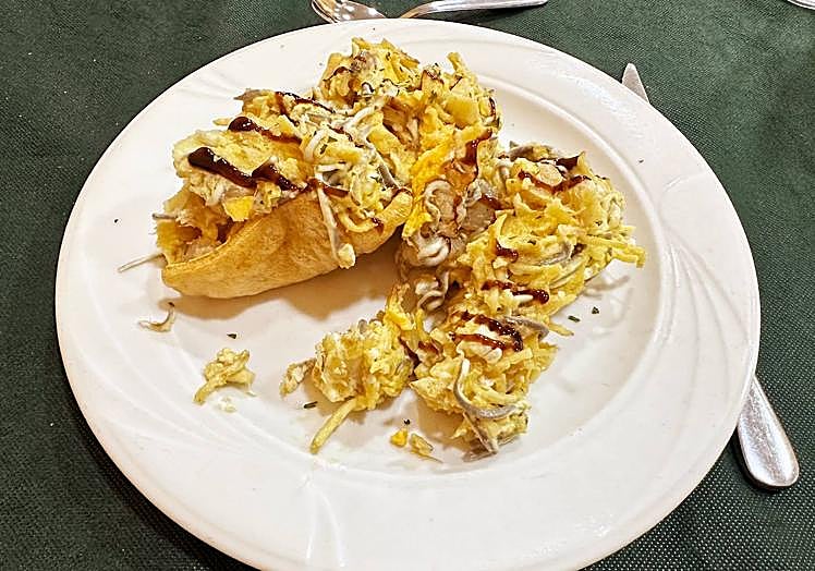 Palometa de bacalao a la dorada con gulas y gambas.