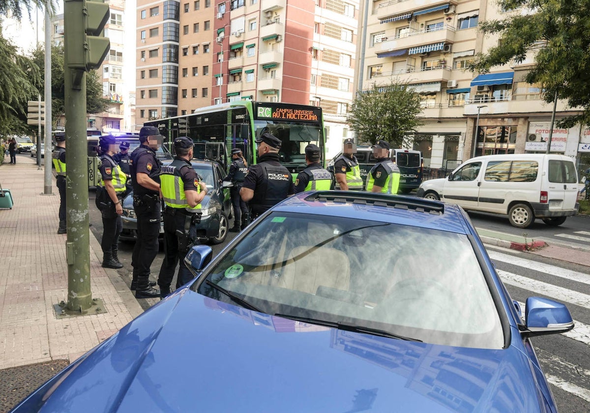 Control policial en la avenida de Hernán Cortés este viernes.