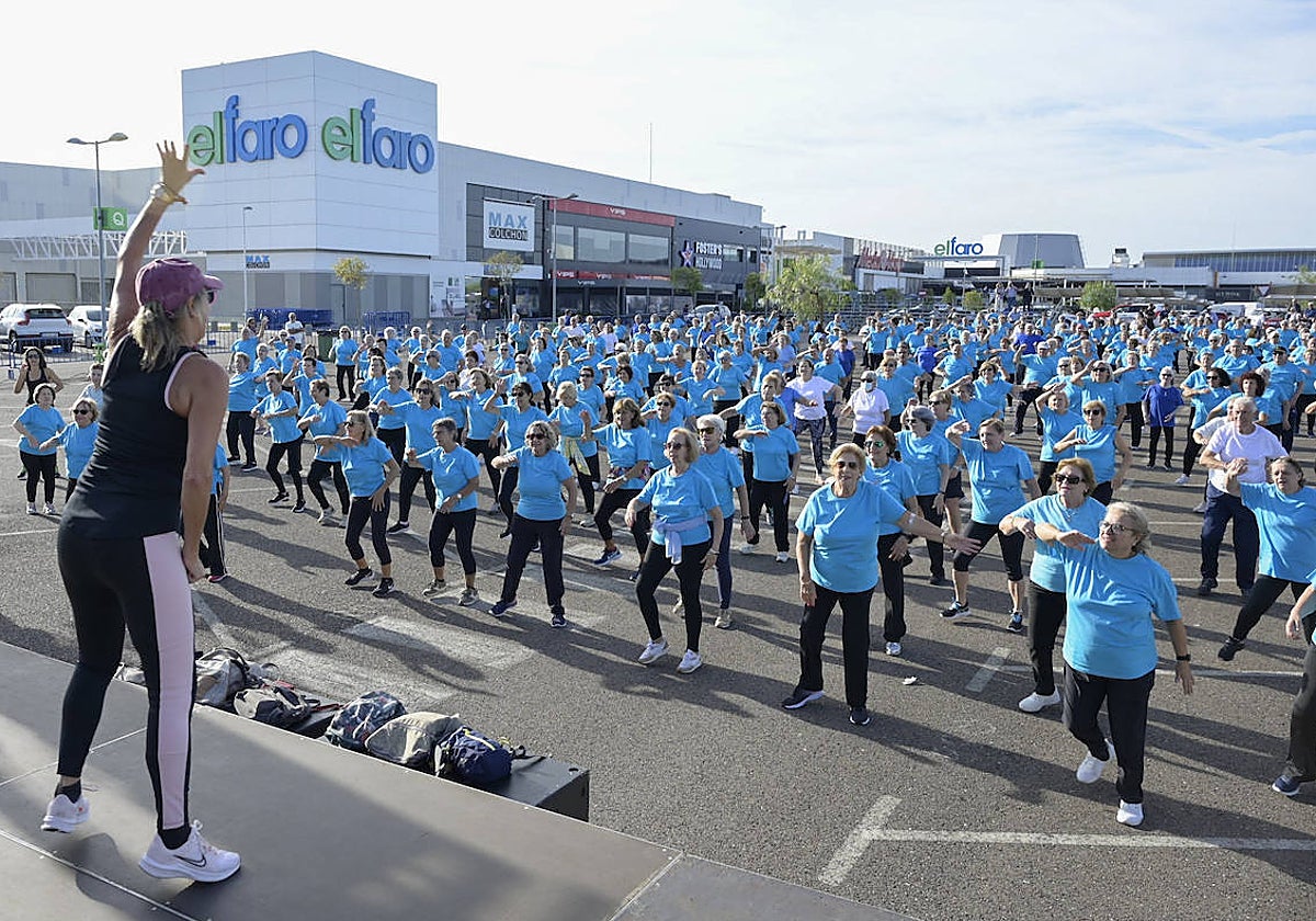 Clase de zumba para mayores en el centro comercial El Faro.