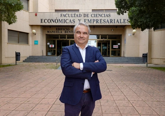 Francisco Fragoso, a las puertas de la Facultad de Económicas.