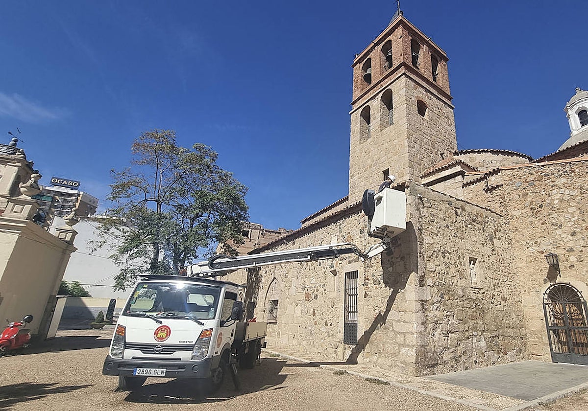 Un operario prepara la instalación para retransmitir el equinoccio.