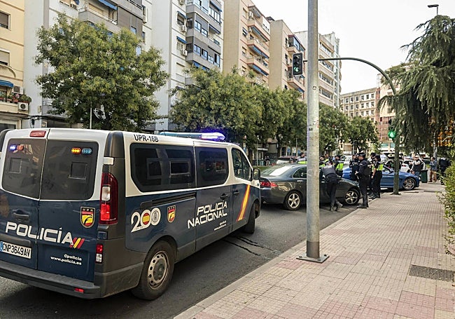 Control policial este viernes en la avenida de Hernán Cortés.