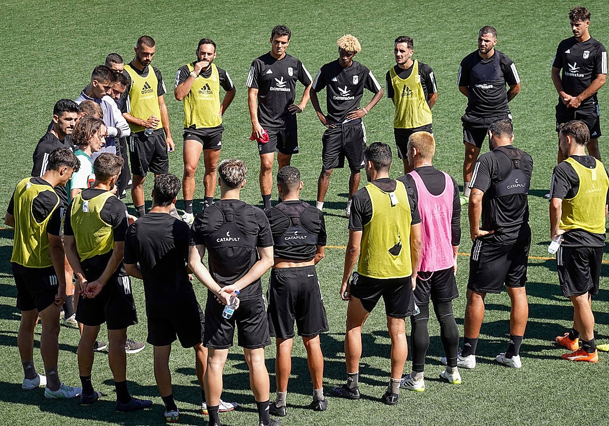 David Tenorio, a la izquierda, se dirige a sus jugadores en un entrenamiento de esta semana.
