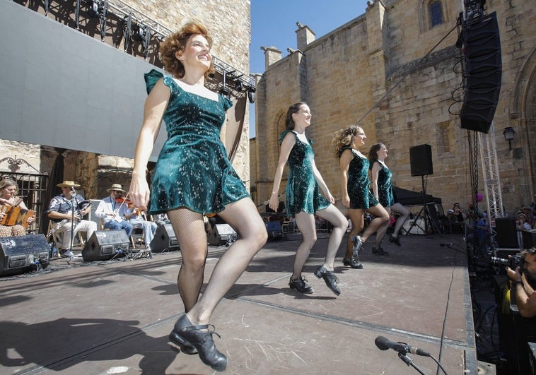 Una Irlanda chica en la ciudad monumental de Cáceres