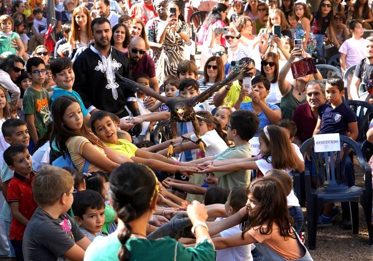 Niños participan en el taller de Cetrería que tuvo lugar en los jardines de la Galera