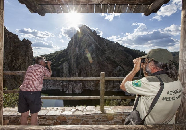 Avistamiento de aves en el Salto del Gitano, el paraje más famoso del parque.