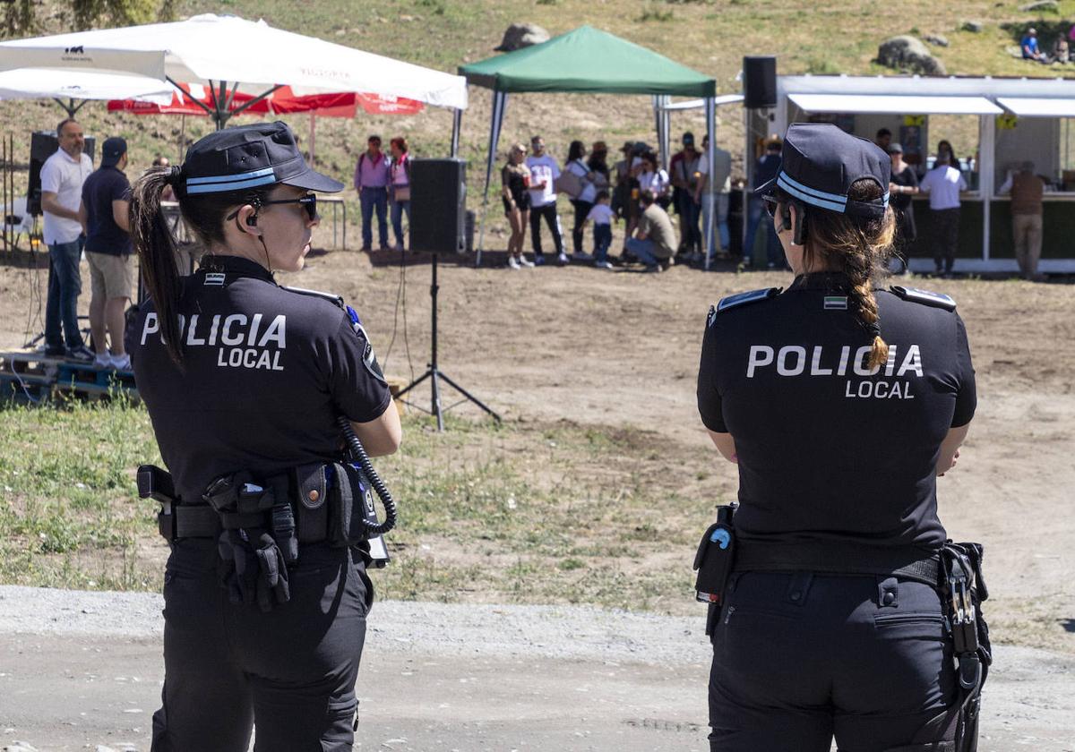 Dos agentes de la Policía Local, en tareas de vigilancia