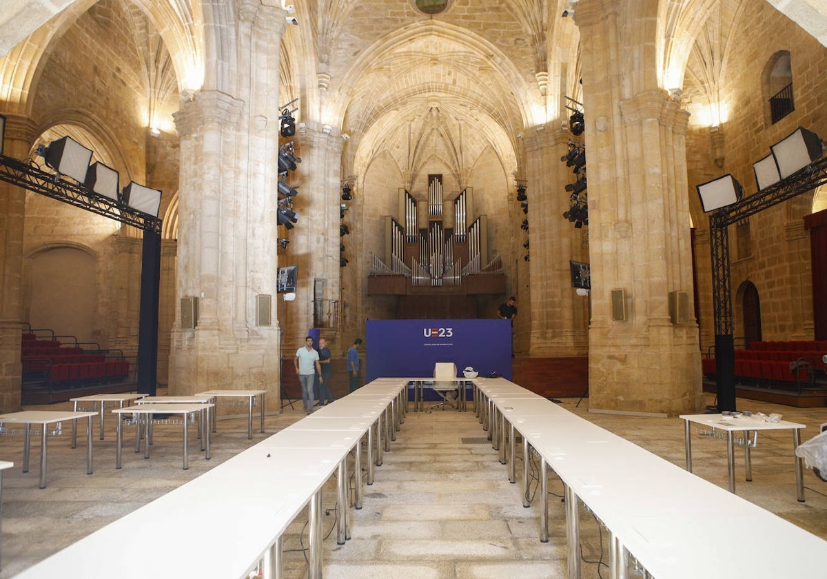 Montaje el pasado sábado del auditorio del complejo San Francisco que acogerá las reuniones que se celebran el martes por la mañana.