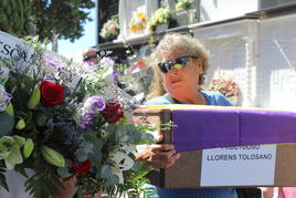 Lola Ordóñez con los restos de su abuelo Fructuoso en el cemneterio de Fuente del Maestre.