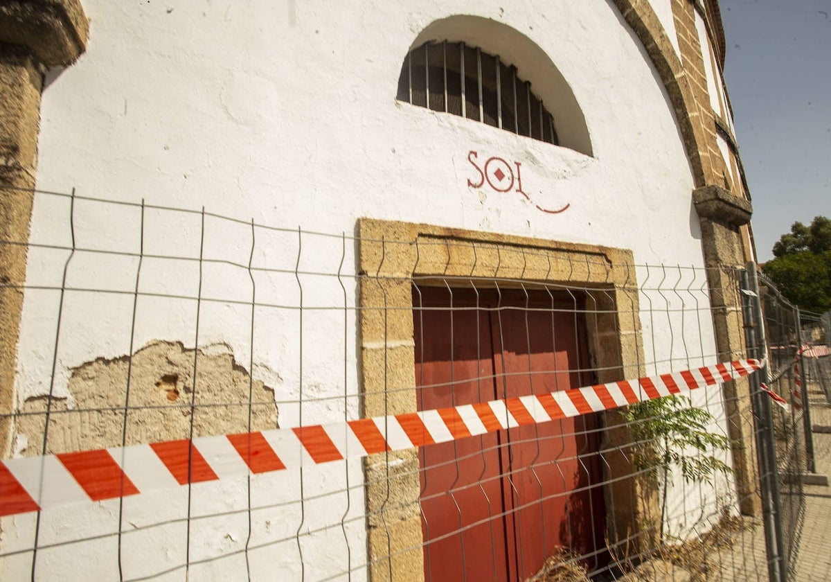 Aspecto del exterior de la plaza de toros antes de la última reforma.