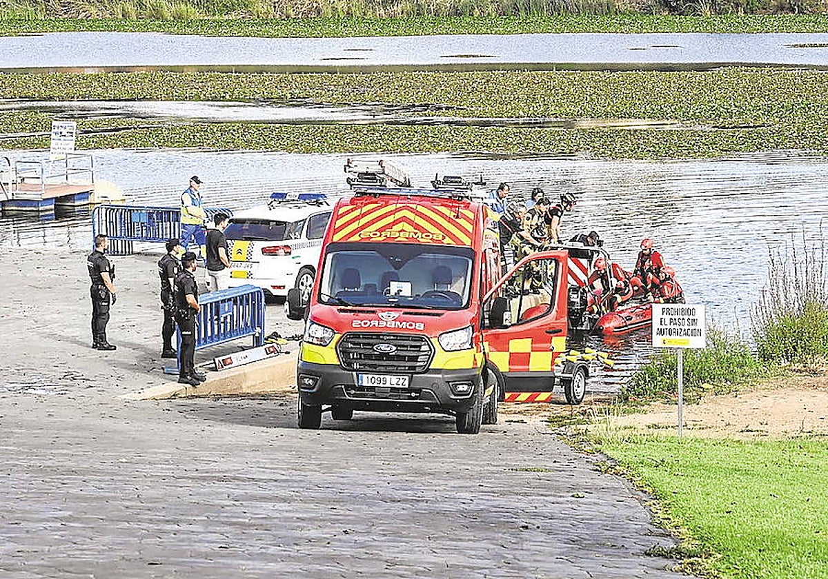 Los bomberos intervienen en una actuación en el río Guadiana en junio.